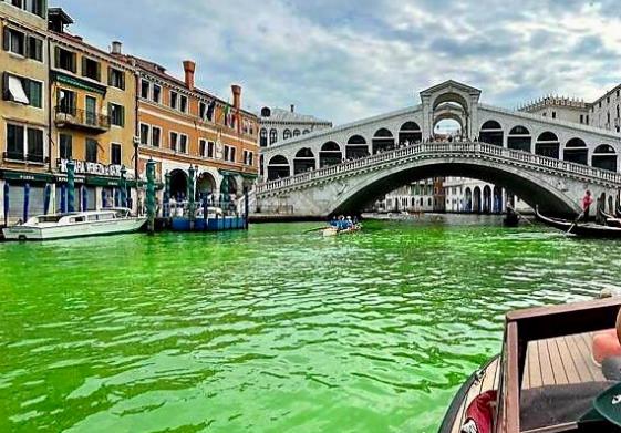 意大利威尼斯运河变荧光绿 警方和环保部门寻找原因